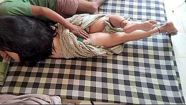 कम्मो डार्लिंग की पहली गांड-चुदाई उसके ससुर जी के साथ, जब वह डॉगी स्टाइल में लेटी हुई थी।