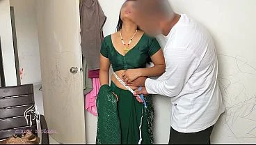 कोमल ब्लाउज सिलवाने गई टेलर पास उसने फ्री लालच देकर चोदा