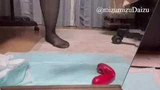 潮吹き・おもらしオナニーwithガーターベルト