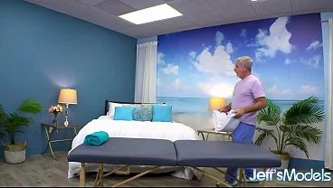 Masseur Uses His Toys to Satiate Fat Hottie Luna Lark