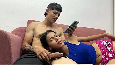 Sorprendí a mi hermanastra culona mientras veíamos una película, le metí mi enorme verga directamente en la boca y me la chupó como una puta desesperada