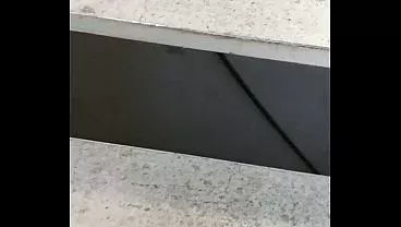 Vecina ninfomana me espera en la puerta para invitarme a follar