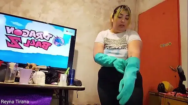 Pov: La mamá de tu amigo te descubre y te obliga a olerle el culo apestoso